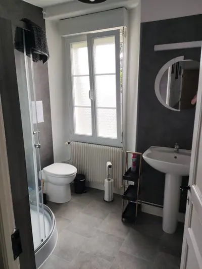 Salle de bain invités — partagée entre la chambre double et la chambre à deux lits
