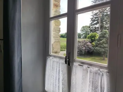 vue sur le jardin depuis la fenêtre de la chambre