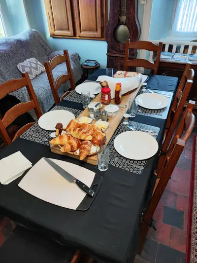 croissants sur la table du petit-déjeuner